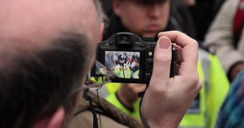 photographing_police