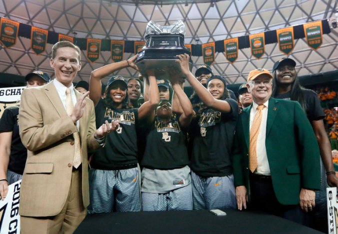 That's McCaw on the left, Starr on the right, with the Baylor women's basketball team.